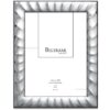 Portafoto Beltrami New York BEL1163N/5L Realizzato in argento laminato, collezione New York, retro legno. Misura cornice cm 18x24.
