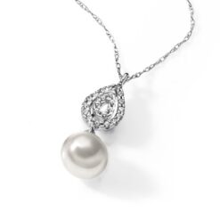 Collana donna Ambrosia con Perle AGP043 Realizzata in Oro 750, con un pavè di zirconi a forma di goccia e la perla pendente. Perla coltivata Ø 7/7,5. 