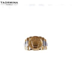 Anello uomo in Oro Giallo 18KT(750) Corona Rolex Questo gioiello fa parte del brand “Taormina gioielli” ovvero di tutta quella merce in Oro 18kt, realizzata o venduta nel nostro store! La vendita di gioielli in Oro 18kt è uno dei nostri punti forti da molti anni, tutta la nostra merce è accompagnata dal certificato di garanzia, il punzone 750. Peso totale del gioiello: 12,70gr. Misura del gioiello: 24. Finitura: Lavorato, liscio lucido. Per quanto riguarda la misura:  La misura disponibile in pronta consegna è 24 . Dalla data di acquisto, l’anello verrà portato alla misura desiderata in 1 giorno lavorativo, ovviamente a nostre spese.