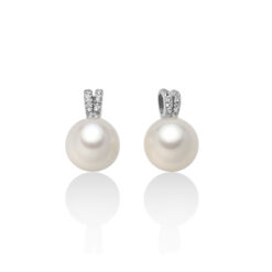 Orecchini donna Miluna Perle PER2312 Realizzati in oro 18kt, 750/1000. 2 Perle vere R. Caratura brillanti: 0,48ct. Colore: G. Purezza: SI. Colore Perla: Bianco. Dimensione perla: 7,5-8mm.