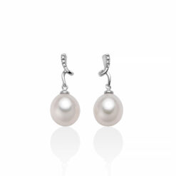 Orecchini donna Miluna Perle PER2419 Realizzati in oro 18kt, 750/1000. 2 Perle vere VVR drop. Caratura brillanti: 0,06ct.  Colore: G.  Purezza: SI.  Colore Perla: Bianco. Dimensione perla: 8,5-9mm.