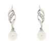 Orecchini donna Perla e Diamanti ORPBRIL13 Questo gioiello fa parte del brand "Taormina gioielli" ovvero di tutta quella merce in Oro 18kt, realizzata o venduta nel nostro store! La vendita di gioielli in Oro 18kt è uno dei nostri punti forti da molti anni, tutta la nostra merce è accompagnata dal certificato di garanzia, il punzone 750. Peso totale del gioiello: 3,50gr. Misura del gioiello: 2,80cm. Caratura Brillanti: 0,10ct. Colore Brillanti: F. Purezza Brillanti: VS. Misure Perle: 7mm. Chiusura orecchini: Perno e farfalla. Garanzia: Laboratorio orafo Taormina Gioielli. Confezione: Regalo, intestata Taormina Gioielli.