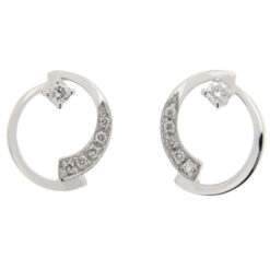 Orecchini donna Davite e Delucchi BB 008323 Peso totale del gioiello: 2,60gr. Diametro del gioiello: 0,80cm. Caratura Brillanti: 0,14ct. Colore Brillanti: G. Purezza Brillanti: VS. Chiusura Orecchini: Perno e farfalla. Garanzia: Ufficiale Davite e Delucchi. Confezione: Originale Davite e Delucchi. GARANZIA: Prezioso, originale e unico, assolutamente italiano. Un gioiello Davite&Delucchi si riconosce a prima vista. Ogni gioiello Davite e Delucchi presenta il marchio laser inciso sull’oggetto stesso, inoltre viene accompagnato da un certificato assicurativo che tutela il gioiello in caso di furto o incendio.