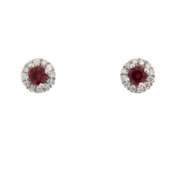 Orecchini donna Davite e Delucchi Rubino BB 008507 RBS Peso totale del gioiello: 1,90gr. Diametro del gioiello: 0,60cm. Caratura Brillanti: 0,12ct. Caratura Rubino: 0,18ct. Colore Brillanti: G. Purezza Brillanti: VS. Chiusura Orecchini: Perno e farfalla. Garanzia: Ufficiale Davite e Delucchi. Confezione: Originale Davite e Delucchi. GARANZIA: Prezioso, originale e unico, assolutamente italiano. Un gioiello Davite&Delucchi si riconosce a prima vista. Ogni gioiello Davite e Delucchi presenta il marchio laser inciso sull’oggetto stesso, inoltre viene accompagnato da un certificato assicurativo che tutela il gioiello in caso di furto o incendio.