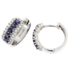Orecchini donna Davite e Delucchi Cerchio Zaffiro BB 009311 ZF Peso totale del gioiello: 4,00gr. Diametro del gioiello: 1,10cm. Caratura Brillanti: 0,30ct. Caratura Zaffiro: 0,58ct. Colore Brillanti: G. Purezza Brillanti: VS. Chiusura Orecchini: a scomparsa cerchio. Garanzia: Ufficiale Davite e Delucchi. Confezione: Originale Davite e Delucchi. GARANZIA: Prezioso, originale e unico, assolutamente italiano. Un gioiello Davite&Delucchi si riconosce a prima vista. Ogni gioiello Davite e Delucchi presenta il marchio laser inciso sull’oggetto stesso, inoltre viene accompagnato da un certificato assicurativo che tutela il gioiello in caso di furto o incendio.