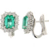 Orecchini donna Davite e Delucchi Smeraldo BB 009256 SM Peso totale del gioiello: 7,60gr. Misura del gioiello: 1,20 x 1,20cm. Caratura Brillanti: 0,88ct. Caratura Smeraldo: 2,80ct. Colore Brillanti: G. Purezza Brillanti: VS. Chiusura Orecchini: Perno e clip. Garanzia: Ufficiale Davite e Delucchi. Confezione: Originale Davite e Delucchi. GARANZIA: Prezioso, originale e unico, assolutamente italiano. Un gioiello Davite&Delucchi si riconosce a prima vista. Ogni gioiello Davite e Delucchi presenta il marchio laser inciso sull’oggetto stesso, inoltre viene accompagnato da un certificato assicurativo che tutela il gioiello in caso di furto o incendio.