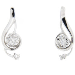Orecchini donna in Oro 18KT e Diamanti ORBR20 Questo gioiello fa parte del brand “Taormina gioielli” ovvero di tutta quella merce in Oro 18kt, realizzata o venduta nel nostro store! La vendita di gioielli in Oro 18kt è uno dei nostri punti forti da molti anni, tutta la nostra merce è accompagnata dal certificato di garanzia, il punzone 750. Peso totale del gioiello: 2,20gr. Misura del gioiello: 1,70cm. Caratura Brillanti: 0,20ct. Colore Brillanti: G. Purezza Brillanti: VS1. Chiusura orecchini: Perno e farfalla. Garanzia: Laboratorio orafo Taormina Gioielli. Confezione: Regalo, intestata Taormina Gioielli.