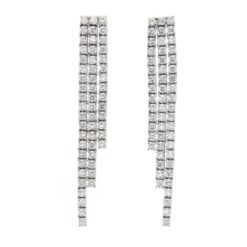 Orecchini donna in Oro 18KT e Diamanti Tennis 3 file ORBR27 Questo gioiello fa parte del brand “Taormina gioielli” ovvero di tutta quella merce in Oro 18kt, realizzata o venduta nel nostro store! La vendita di gioielli in Oro 18kt è uno dei nostri punti forti da molti anni, tutta la nostra merce è accompagnata dal certificato di garanzia, il punzone 750. Peso totale del gioiello: 8,80gr. Misura del gioiello: 5,00cm. Caratura Brillanti: 2,80ct. Colore Brillanti: F. Purezza Brillanti: VS1. Chiusura orecchini: Perno e farfalla. Garanzia: Laboratorio orafo Taormina Gioielli. Confezione: Regalo, intestata Taormina Gioielli.