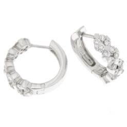 Orecchini donna in Oro 18KT e Diamanti Cerchio ORBR39 Questo gioiello fa parte del brand “Taormina gioielli” ovvero di tutta quella merce in Oro 18kt, realizzata o venduta nel nostro store! La vendita di gioielli in Oro 18kt è uno dei nostri punti forti da molti anni, tutta la nostra merce è accompagnata dal certificato di garanzia, il punzone 750. Peso totale del gioiello: 6,80gr. Diametro del gioiello: 1,10cm. Caratura Brillanti: 1,31ct. Colore Brillanti: G. Purezza Brillanti: VS1. Chiusura orecchini: a scomparsa cerchio. Garanzia: Laboratorio orafo Taormina Gioielli. Confezione: Regalo, intestata Taormina Gioielli.