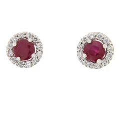 Orecchini donna in Oro 18KT Diamanti e Rubino ORRB4 Questo gioiello fa parte del brand “Taormina gioielli” ovvero di tutta quella merce in Oro 18kt, realizzata o venduta nel nostro store! La vendita di gioielli in Oro 18kt è uno dei nostri punti forti da molti anni, tutta la nostra merce è accompagnata dal certificato di garanzia, il punzone 750. Peso totale del gioiello: 1,95gr. Diametro del gioiello: 0,90cm. Caratura Brillanti: 0,28ct. Caratura Rubino: 1,02ct. Colore Brillanti: F. Purezza Brillanti: VS1. Chiusura orecchini: Perno e farfalla. Garanzia: Laboratorio orafo Taormina Gioielli. Confezione: Regalo, intestata Taormina Gioielli.