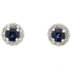 Orecchini donna in Oro 18KT Diamanti e Zaffiro ORZF1 Questo gioiello fa parte del brand “Taormina gioielli” ovvero di tutta quella merce in Oro 18kt, realizzata o venduta nel nostro store! La vendita di gioielli in Oro 18kt è uno dei nostri punti forti da molti anni, tutta la nostra merce è accompagnata dal certificato di garanzia, il punzone 750. Peso totale del gioiello: 2,10gr. Diametro del gioiello: 0,70cm. Caratura Brillanti: 0,28ct. Caratura Zaffiro: 0,84ct. Colore Brillanti: F. Purezza Brillanti: VS1. Chiusura orecchini: Perno e farfalla. Garanzia: Laboratorio orafo Taormina Gioielli. Confezione: Regalo, intestata Taormina Gioielli.
