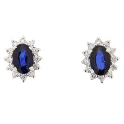 Orecchini donna in Oro 18KT Diamanti e Zaffiro Kate ORZF3 Questo gioiello fa parte del brand “Taormina gioielli” ovvero di tutta quella merce in Oro 18kt, realizzata o venduta nel nostro store! La vendita di gioielli in Oro 18kt è uno dei nostri punti forti da molti anni, tutta la nostra merce è accompagnata dal certificato di garanzia, il punzone 750. Peso totale del gioiello: 2,10gr. Diametro del gioiello: 0,70 x 0,90cm. Caratura Brillanti: 0,26ct. Caratura Zaffiro: 1,20ct. Colore Brillanti: F. Purezza Brillanti: VS1. Chiusura orecchini: Perno e farfalla. Garanzia: Laboratorio orafo Taormina Gioielli. Confezione: Regalo, intestata Taormina Gioielli.