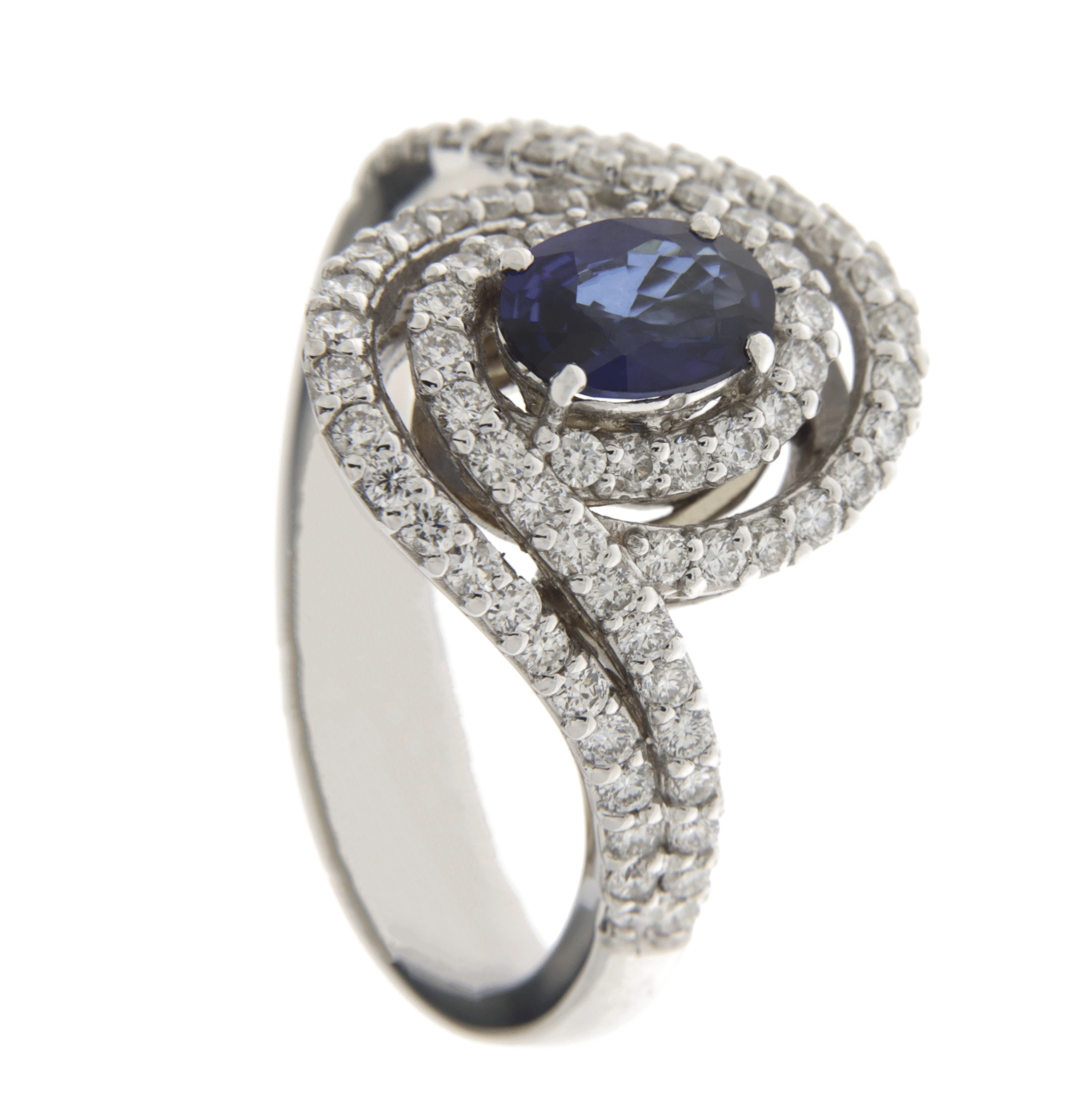 Anello donna in Oro 18KT e Zaffiro ANZF6 Questo gioiello fa parte del brand “Taormina Gioielli” ovvero di tutta quella merce montata e assemblata nel nostro laboratorio orafo. Ogni gioiello creato da noi, è accompagnato dal proprio certificato di garanzia, che va a certificare l’eccellenza e l’efficienza dei materiali impiegati per lo sviluppo del gioiello, come le caratteristiche delle pietre preziose e il titolo dell’oro. Peso totale del gioiello: 6,60gr. Caratura Diamanti: 0,87ct. Caratura Zaffiro Centrale: 0,81ct. Colore Diamanti: F. Purezza Diamanti: VS1. Provenienza Rubino: Tanzania.